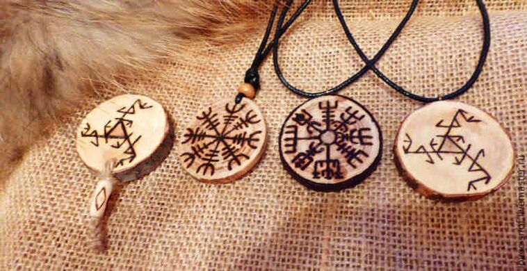 pendentifs avec des runes comme talismans réussis