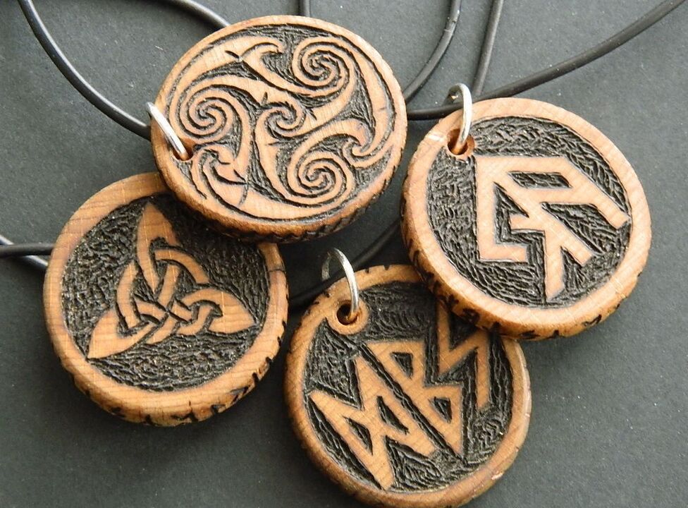 charmes avec des runes porte-bonheur