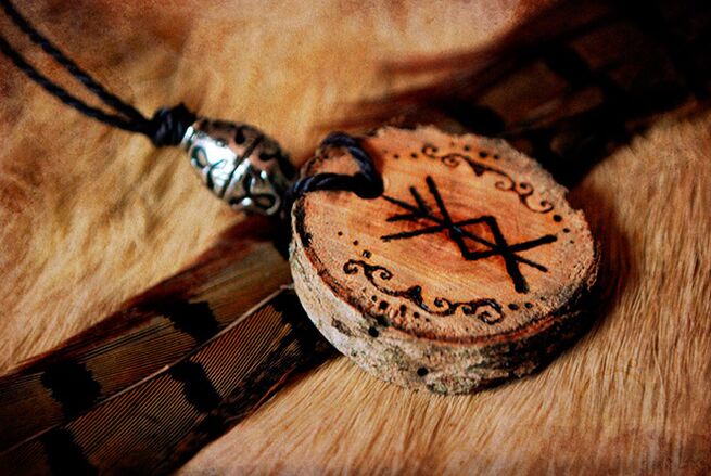 amulette de runes porte-bonheur