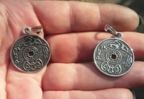 Etude de deux amulettes royales sur la question de la contrefaçon